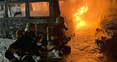 Feuerwehr löscht bei Dunkelheit brennende Fahrzeuge mit Schwerschaum 