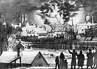 Historische Schwarz-Weiß-Zeichnung von München im Winter mit brennendem Gebäude im Hintergrund, mehrere Personen beobachten das Feuer von einer verschneiten Landschaft aus