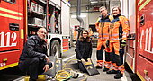 Üben für einen Einsatz (von links): Jürgen Arnold und Maren Linnenberger, die das Projekt der FF München leiten, sowie die Teammitglieder Andreas Abend und Sabine Seeberg, die beide auch VdK-Mitglieder sind. Foto: Sebastian Heise