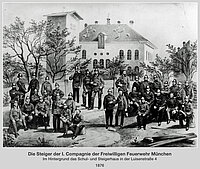 Gruppenbild der Steiger der 1. Kompanie der Freiwilligen Feuerwehr München vor dem Schul- und Steigerhaus in der Luisenstraße 4