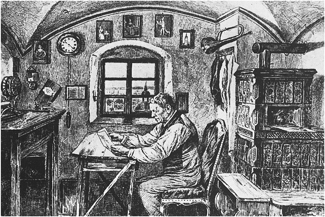 Mann sitzt an einem Tisch in der Türmerstube und liest etwas, umgeben von Möbeln und Bildern an der Wand