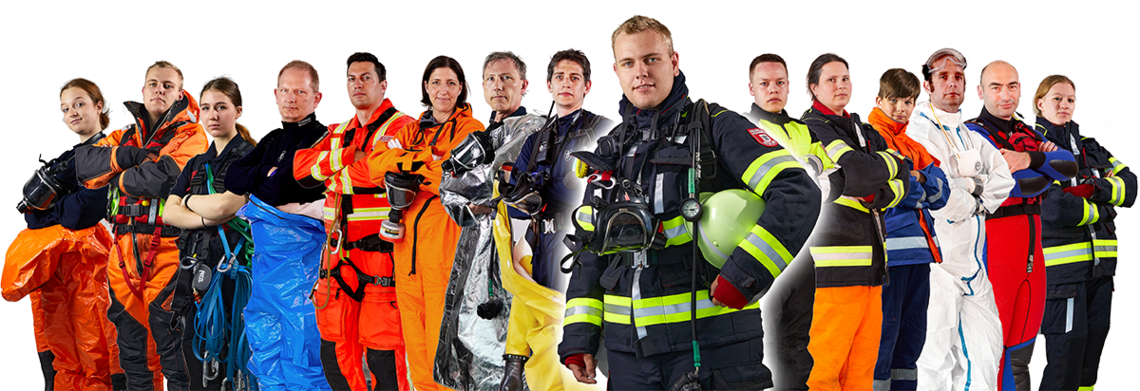 Gruppe von 15 Einsatzkräften in verschiedenen Schutzanzügen und Uniformen