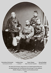 Kirchmeier, Jung, Gregor und Seeliger in Münchner Brandjoppe, in einem ovalen Rahmen, Text: Mitglieder einer Reise-Kommission von 1876 zur Besichtigung von Feuerlösch-Einrichtungen in Belgien, Holland und Norddeutschland, 1876