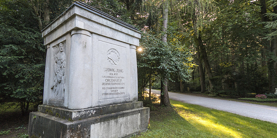 Das Grab-Denkmal von Ludwig Jung im Müchner Waldfriedhof