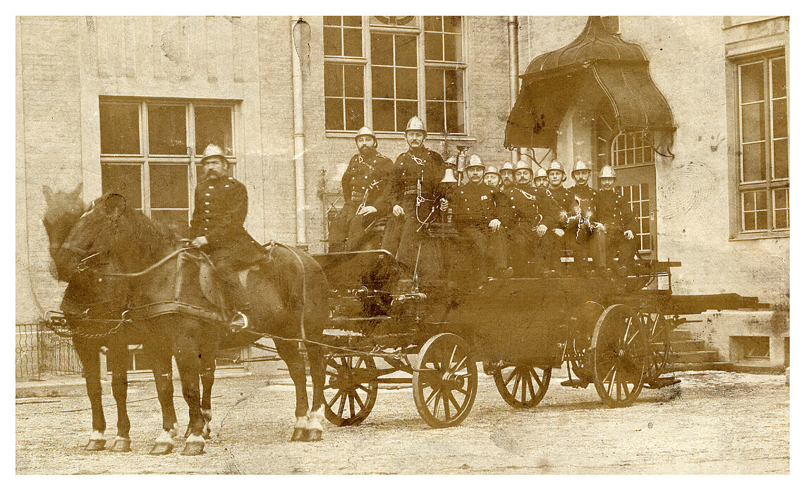 Steigerwagen bzw. Leiterwagen vermutlich um 1900, Steiger tragen Uniform von 1883, angeschirrt von 2 Pferden, sitzt der städtische Kutscher auf einem Pferd und bekleidet mit einem einreihigen Rock