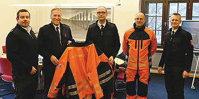 SBM Max von Treuberg, OBD Wolfgang Schäuble, SBR Claudius Blank, SBI Florian Klein sowie, in Schutzkleidung, Jürgen Arnold, Leiter der KatSchutz-Gruppe