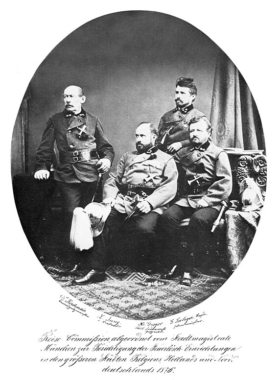 „Reise-Commission, abgeordnet vom Stadtmagistrate München zur Besichtigung der Feuerlösch-Einrichtungen in den größeren Städten Belgiens, Hollands und Norddeutschlands 1876“ (Jung 2. v. l.)