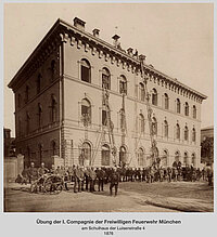 Luisengymnasium, an dem das Feuerhaus integriert war, mit Feuerwehrübung der 1. Compagnie der Freiwilligen Feuerwehr München 1876