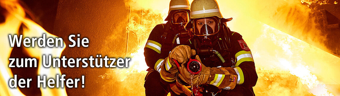 Zwei Feuerwehrleute in Schutzkleidung und Atemschutz vor Flammen, mit Text 'Werden Sie zum Unterstützer der Helfer!' vom Förderverein