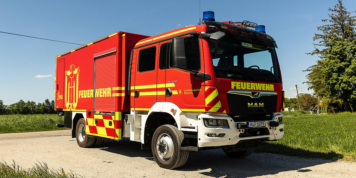 Gerätewagen Logistik auf einem Feldweg bei klarem Himmel Gerätewagen Logistik auf einem Feldweg bei klarem Himmel